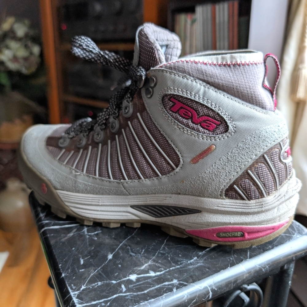 Teva Forge Pro Mid waterproof Hiking Boots 8.5, Grey & Pink